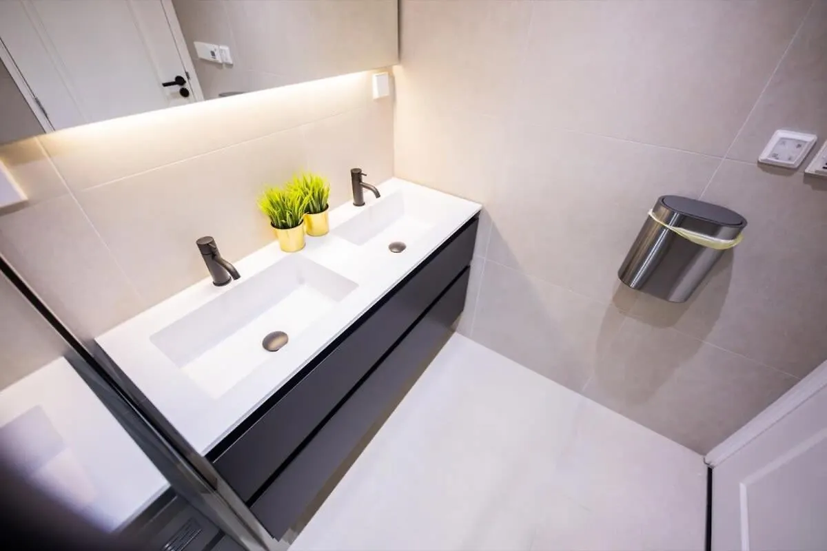 Grandly 3 Bedroom Serviced Apartment 83M2 -Nb306G- Rotterdam 0*,  Hollanda
